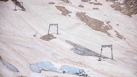 Ein Schlepplift auf dem N&ouml;rdlichen Schneeferner - hier im Sommer. (Archivfoto)