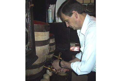 Das Rauchbier im Schlenkerla wird noch immer aus traditionellen Holzfässern ausgeschenkt.