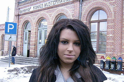 Jennifer R. wurde aus dem Zug geworfen