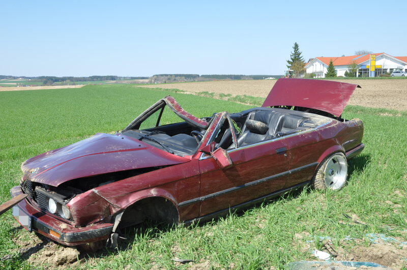 Ein Cabrio kommt von der Fahrbahn ab und überschlägt sich.