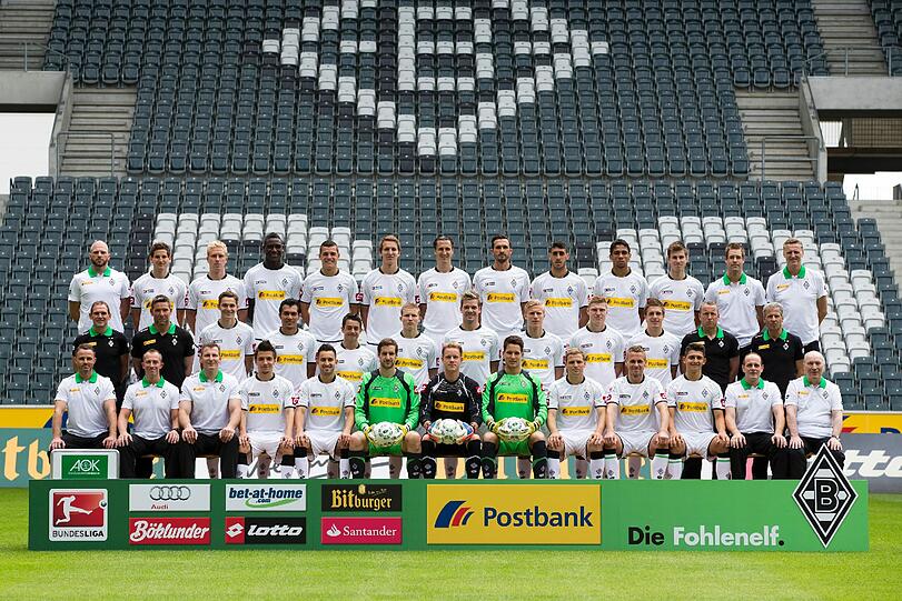 Die Spieler von Borussia Mönchengladbach: Obere Reihe (l-r): Athletiktrainer Christian Weigl, Niklas Dams, MIke Hanke, Peniel Mlapa, Granit Xhaka, Luuk de Jong, Roel Brouwers, Martin Stranzl, Tolga Cigerci, Igor de Camargo, Harvard Nordtveit, Mannschaftsarzt Stefan Porten, Mannschaftsarzt Stefan Hertl, Mittlere Reihe (l-r): Cotrainer Manfred Stefes, Torwarttrainer Uwe Kamps, Branimir Hrgota, Juan Arango, Amin Younes, Alexander Ring, Thorben Marx, Oscar Wendt, Alexander Bieler, Patrick Herrmann, Cotrainer Frank Geideck, Trainer Lucien Favre, Untere Reihe (l-r): Physiotherapeut Andreas Bluhm, Physiotherapeut Adam Szordykowski, Physiotherapeut Dirk Müller, Julian Korb, Lukas Rupp, Christofer Heimeroth, Marc-Andre ter Stegen, Janis Blaswich, Tony Jantschke, Filip Daems, Matthias Zimmermann, Zeugwart Marcus Breuer, Betreuer Rolf Hülswitt.