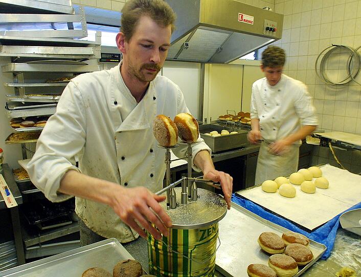 Krapfen machen will gelernt sein: Auch zum Konditormeister können sich Interessenten an einer städtischen Fachschule weiterbilden lassen.