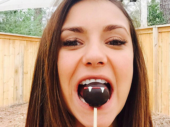 Nina Dobrev präsentiert ihre nicht ganz so gefährlichen Vampirzähne auf Twitter