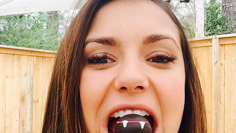 Nina Dobrev präsentiert ihre nicht ganz so gefährlichen Vampirzähne auf Twitter Nina Dobrev präsentiert ihre nicht ganz so gefährlichen Vampirzähne auf Twitter