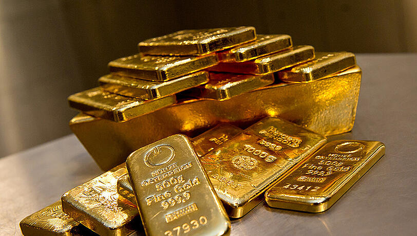 Goldbarren in unterschiedlicher Größe liegen bei einem Goldhändler in einem Tresor. Goldbarren in unterschiedlicher Größe liegen bei einem Goldhändler in einem Tresor.