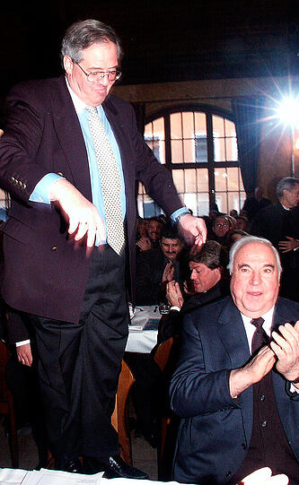 2002: Podiuk auf der Bank tänzelnd mit Alt-Kanzler Helmut Kohl.