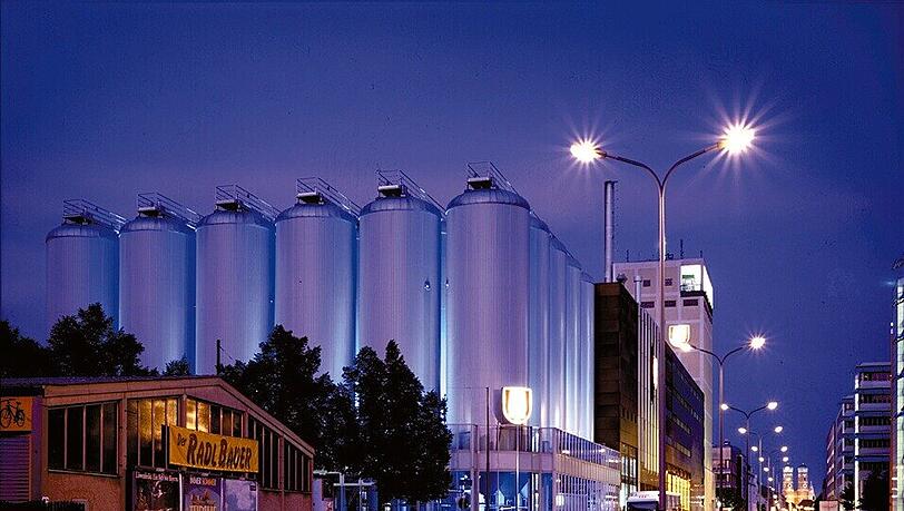 Wahrzeichen am Marsfeld: die Hochtanks der Spatenbrauerei. Wahrzeichen am Marsfeld: die Hochtanks der Spatenbrauerei.