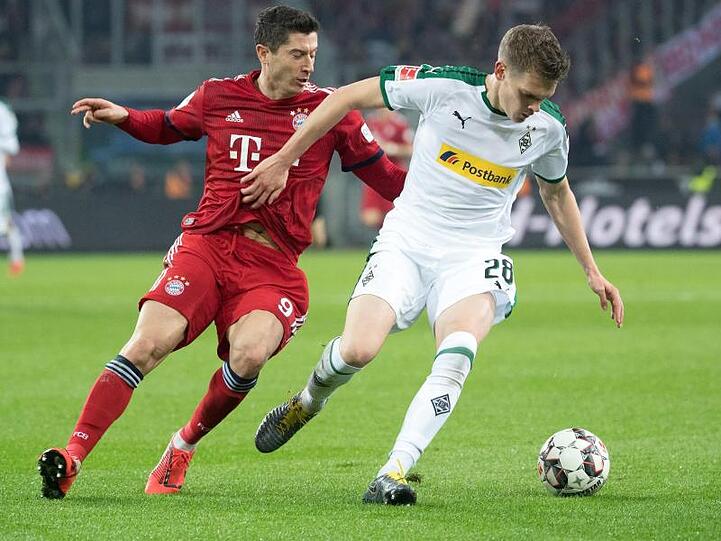 Matthias Ginter (r) erwartet mit Gladbach Robert Lewandowski mit dem FC Bayern zum Liga-Gipfel.