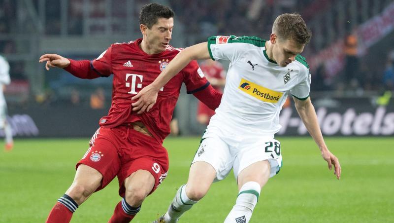 Matthias Ginter (r) erwartet mit Gladbach Robert Lewandowski mit dem FC Bayern zum Liga-Gipfel. Matthias Ginter (r) erwartet mit Gladbach Robert Lewandowski mit dem FC Bayern zum Liga-Gipfel.