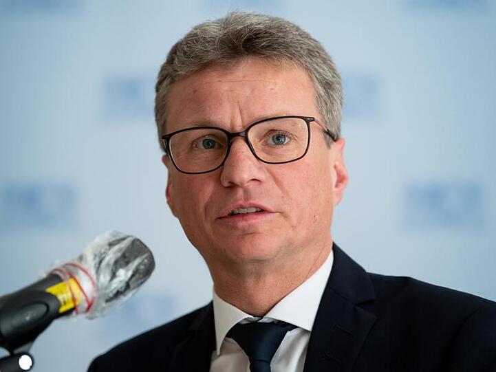 Bernd Sibler (CSU), Wissenschaftsminister von Bayern, spricht auf einer Pressekonferenz. Foto: Sven Hoppe/dpa/Archivbild