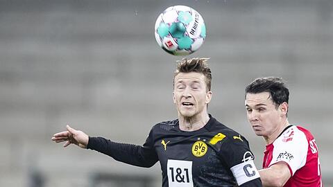 Der BVB verlor mit Kapitän Marco Reus (l) in Freiburg.