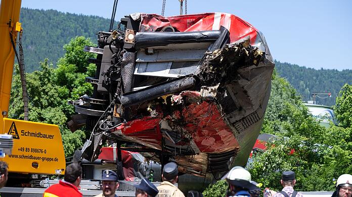 Ein Waggon hängt am Haken eines Krans.
