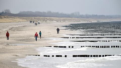 Vereinzelte Spaziergänger am Strand von Wustrow auf dem Darß.