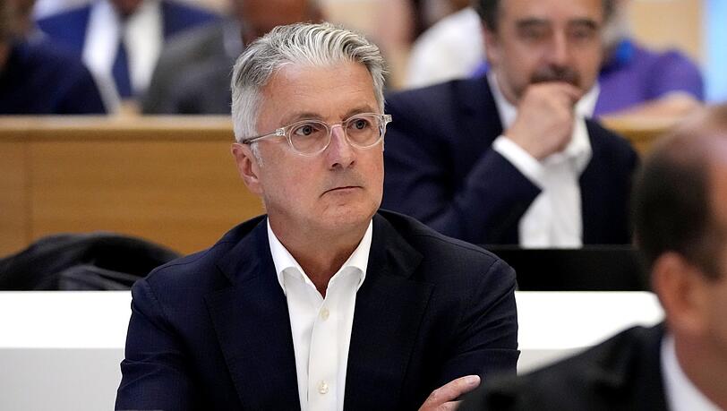 Rupert Stadler, ehemaliger Vorstandsvorsitzender des Automobilherstellers Audi, wartet im Landgericht München auf sein Urteil.