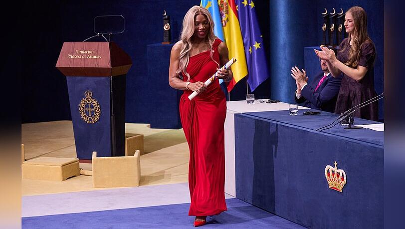 Serena Williams (li.) holte sich ihre Auszeichnung von der spanischen Thronfolgerin Prinzessin Leonor ab. Serena Williams (li.) holte sich ihre Auszeichnung von der spanischen Thronfolgerin Prinzessin Leonor ab.