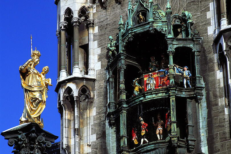 Schäfflertanz: Das Glockenspiel im Münchner Rathaus
