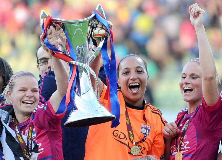 Sie haben's geschafft: Die Spielerinnen von Olympique Lyon haben sich den Pokal geholt - und im Münchner Olympiastadion gebührend gefeiert.