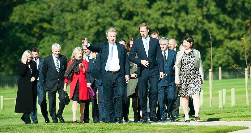 Hoher Besuch für Hodgson, Lampard, Gerrard und Co. - Prinz William und Herzogin Kate schauten vor der WM-Quali beim Training der "Three Lions" vorbei. Sehen Sie hier die Bilder.