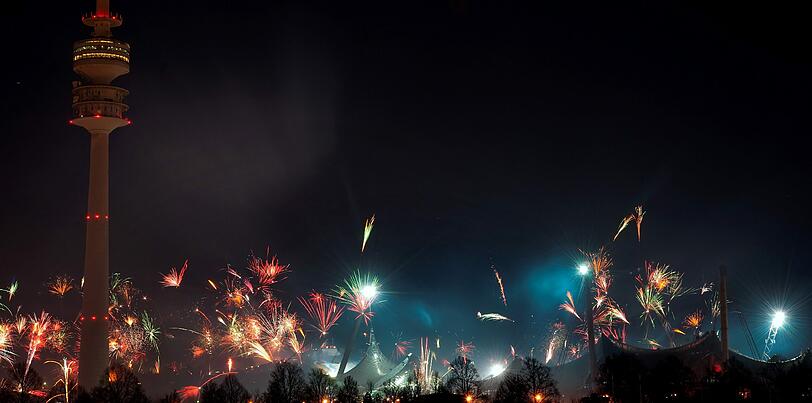 München in der Silvesternacht. Es ist beeindruckend wie sich die vielen einzelnen Feuerwerke zu einem Gesamtkunstwerk zusammenfügen.