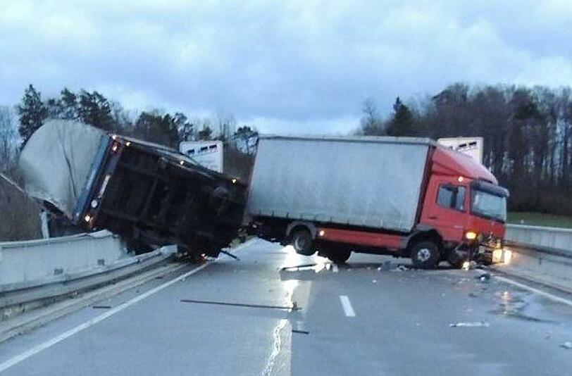 Ein umgestürzter LKW-Anhänger liegt bei Höchenschwand (Baden-Württemberg) auf dem Geländer einer Brücke.