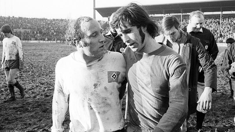 13. März 1971: Mit 6:2 besiegte der FC Bayern den Hamburger SV - hier die beiden Legenden Gerd Müller (rechts) und Uwe Seeler (HSV).