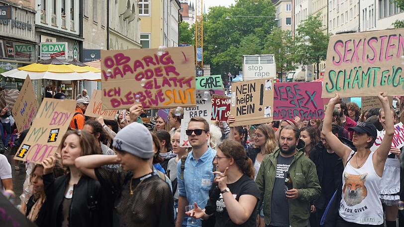 Slutwalk 2018 in München: Frauen und Männer kämpfen gemeinsam gegen Sexismus in der Gesellschaft und fordern sexuelle Selbstbestimmung für alle.