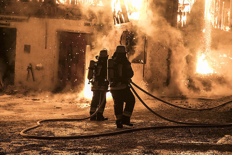 Am frühen Samstagabend stand eine Stallung in Tengling in Flammen.