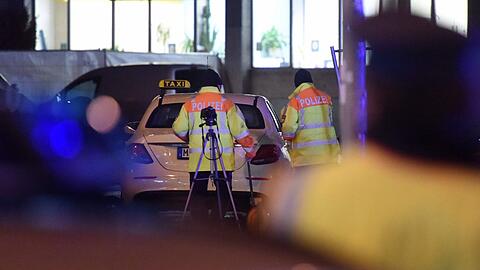 Spurensicherung am Taxi an der Unfallstelle.