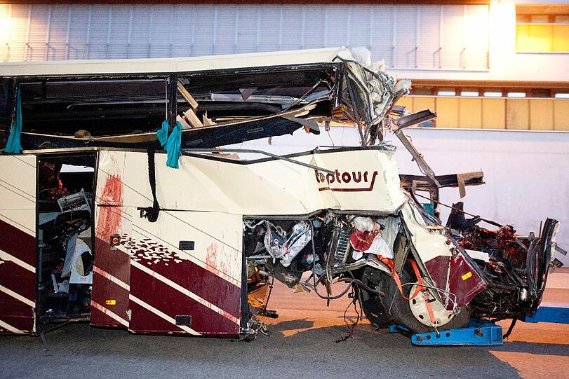 Horror-Unfall in der Schweiz: Die Bilder vom verunglückten Bus. Bei dem Crash kame 28 Menschen ums Leben - darunter 22 Kinder