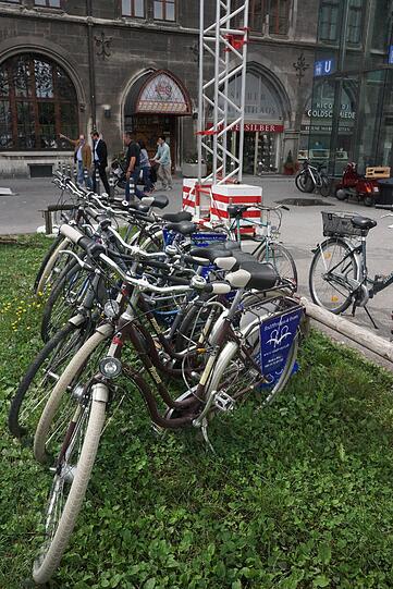 Hauptsache zentral: Am Marienhof werden Leih-Radl auch im Grünstreifen geparkt.