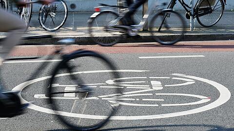 Die Grünen fordern mehr Fahrradstraßen an Münchner Schulen.