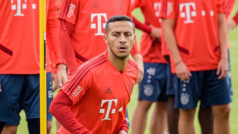 Thiago vom FC Bayern München wärmt sich beim ersten öffentlichen Training vom FC Bayern in der neuen Saison auf. Foto: Matthias Balk/Archiv Thiago vom FC Bayern München wärmt sich beim ersten öffentlichen Training vom FC Bayern in der neuen Saison auf. Foto: Matthias Balk/Archiv