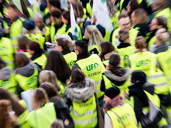 Flugbegleiter der Gewerkschaft UFO haben sich zum Streik versammelt. Foto: Matthias Balk/dpa/Archivbild