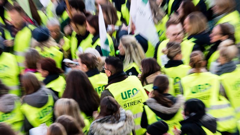 Flugbegleiter der Gewerkschaft UFO haben sich zum Streik versammelt. Foto: Matthias Balk/dpa/Archivbild Flugbegleiter der Gewerkschaft UFO haben sich zum Streik versammelt. Foto: Matthias Balk/dpa/Archivbild