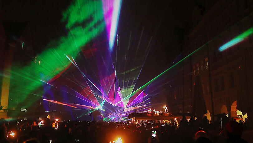 Unterschiedlicher geht kaum: Vergangenes Jahr feiern Tausende Landshuter gemeinsam Silvester und genießen die Lasershow. Dieses Jahr ist niemand auf der Straße.