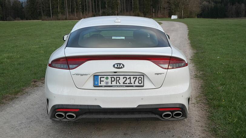 Zwei Doppelauspuffrohre zeigen, was im 3,3-Liter-Turbo steckt – ohne zu laut zu werden.