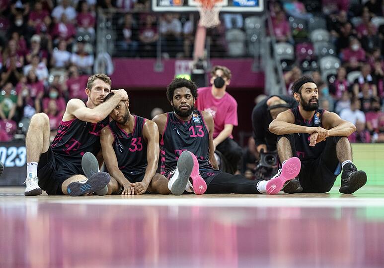 Enttäuschte Halbfinalisten: Die Bonner Basketballer nach der Heimniederlage im entscheidenden Spiel fünf gegen den FC Bayern.