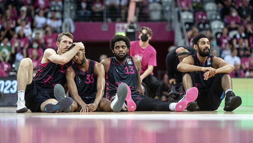 Enttäuschte Halbfinalisten: Die Bonner Basketballer nach der Heimniederlage im entscheidenden Spiel fünf gegen den FC Bayern. Enttäuschte Halbfinalisten: Die Bonner Basketballer nach der Heimniederlage im entscheidenden Spiel fünf gegen den FC Bayern.