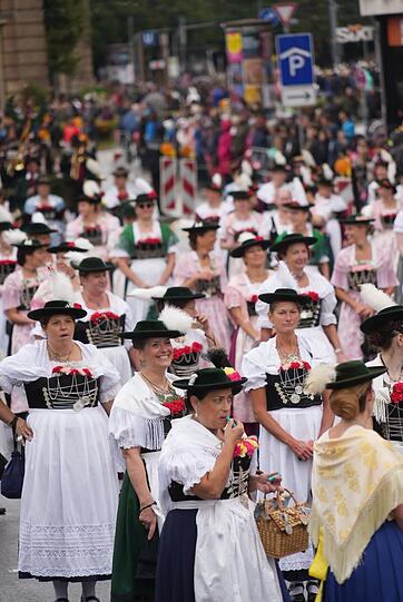 Tracht, soweit das Auge blickt beim Trachtenumzug durch die Innenstadt.