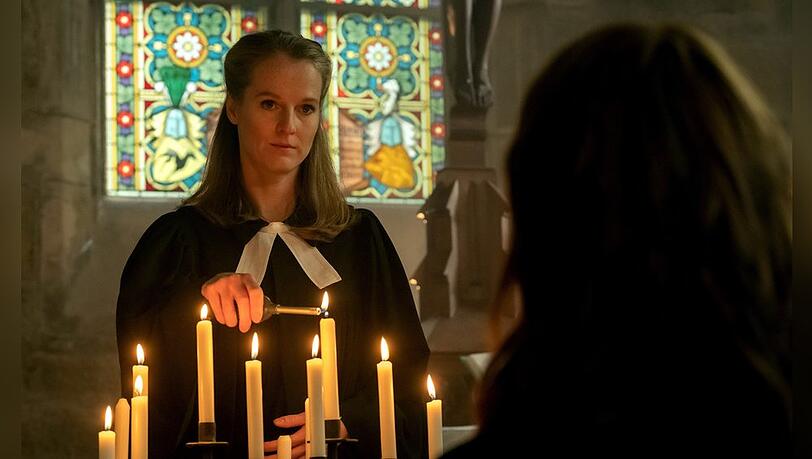 "Polizeiruf 110: Hexen brennen": Kommissarin Brasch (Claudia Michelsen, r.) befragt Pastorin Bach (Julia Schubert).
