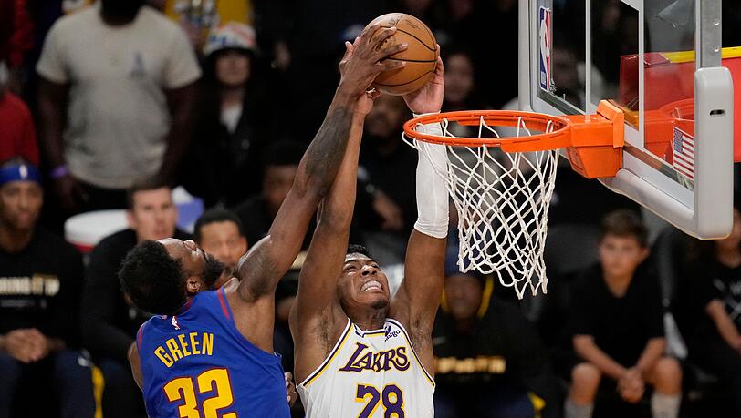 Los Angeles Rui Hachimura (28) wirft über Denvers Jeff Green (32).