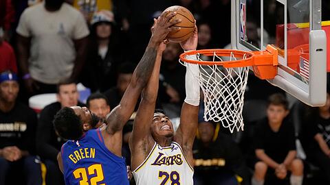 Los Angeles Rui Hachimura (28) wirft über Denvers Jeff Green (32).