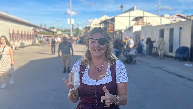 Wiesn-Stadträtin Anja Berger mit Augenklappe auf dem Oktoberfest. Wiesn-Stadträtin Anja Berger mit Augenklappe auf dem Oktoberfest.