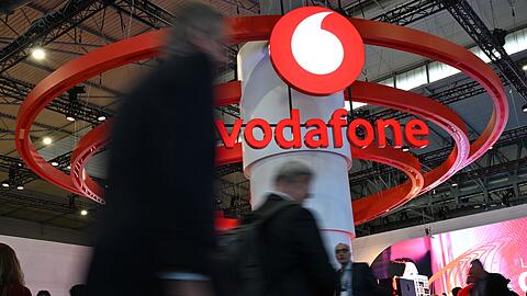 Das Vodafone-Logo am Messestand der Firma bei der Mobilfunk-Messe MWC.