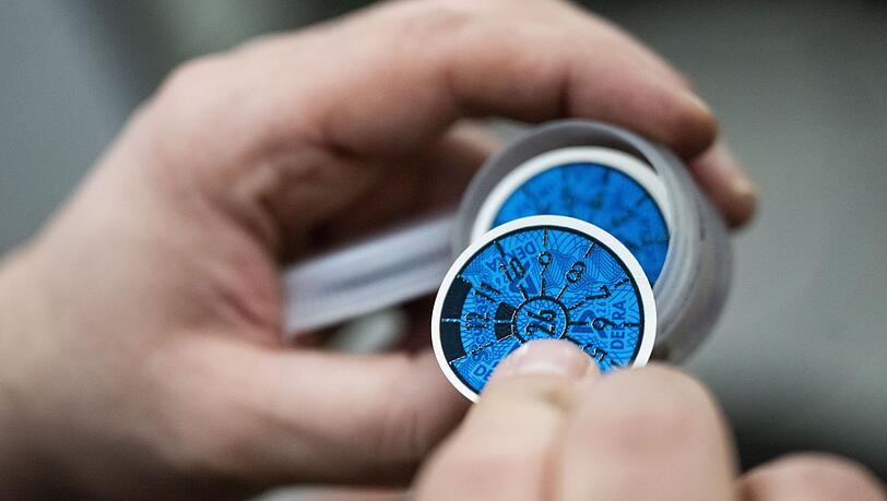 Nach der Hauptuntersuchung gibt es künftig nicht mehr nur die Plakette und den Prüfbericht auf Papier. (Archivbild)