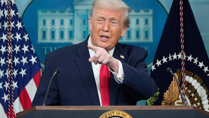 Setzt mit Z&ouml;llen auch die deutsche Wirtschaft unter Druck: US-Pr&auml;sident Donald Trump spricht w&auml;hrend eines Pressebriefings im Wei&szlig;en Haus in Washington.