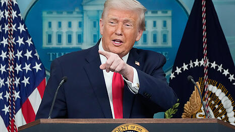 Setzt mit Z&ouml;llen auch die deutsche Wirtschaft unter Druck: US-Pr&auml;sident Donald Trump spricht w&auml;hrend eines Pressebriefings im Wei&szlig;en Haus in Washington.