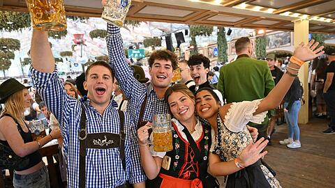 Die meisten G&auml;ste kommen in Dirndl und Lederhose.