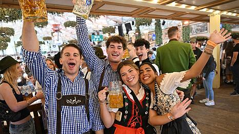 Die meisten G&auml;ste kommen in Dirndl und Lederhose.
