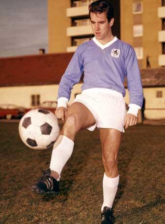 Hier das Dress im Detail, getragen von Linksverteidiger Bernd Patzke. Er ist bei der WM 1966 der einzige Löwe im Kader der deutschen Elf und zugleich Rekord-Löwe beim DFB.